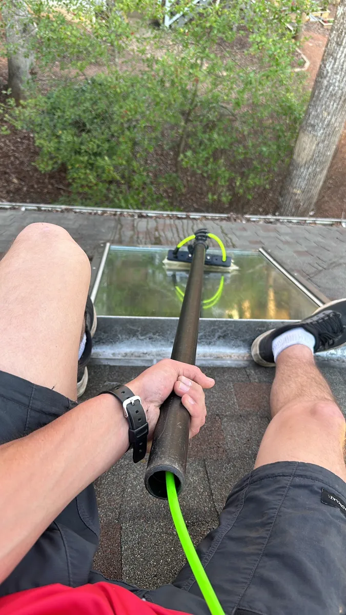 Window cleaner using water fed pole on rooftop